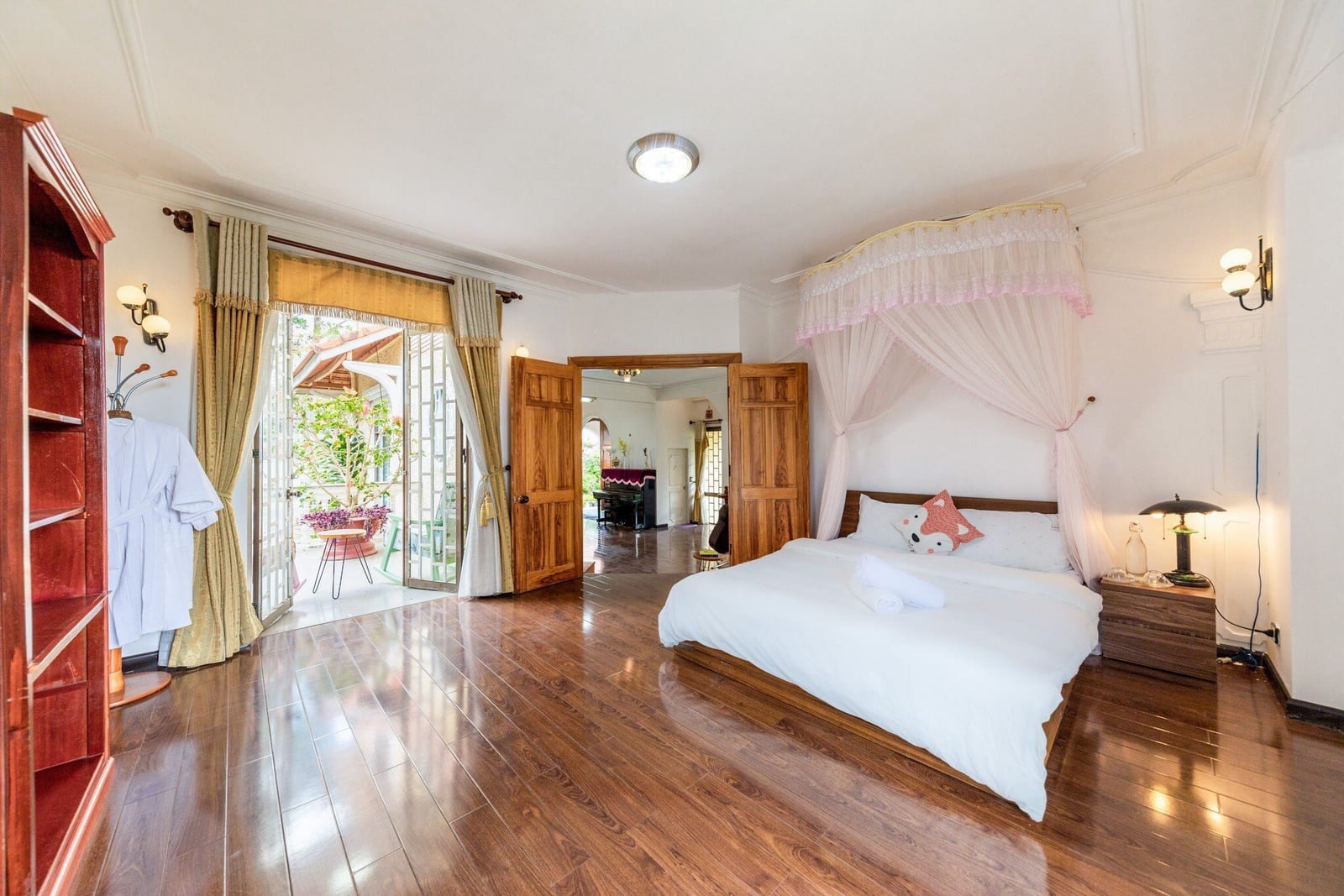 Paris Villa 7/16