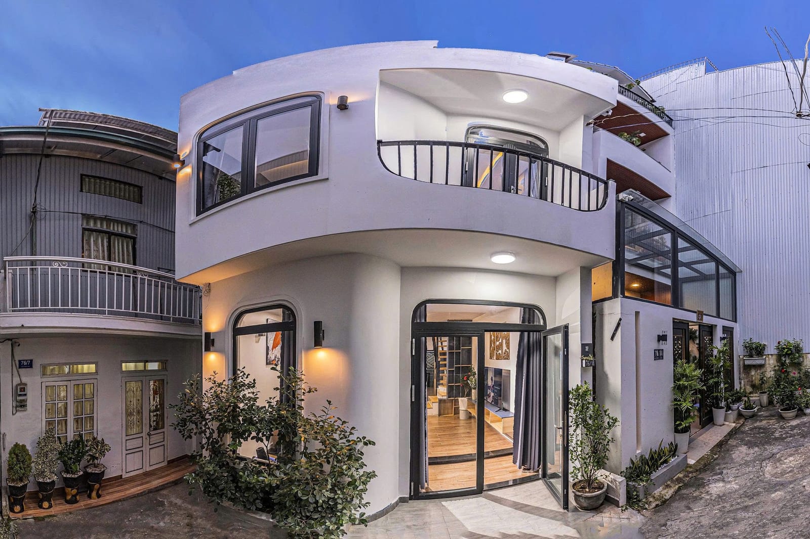 MOONDY HOUSE 1 2