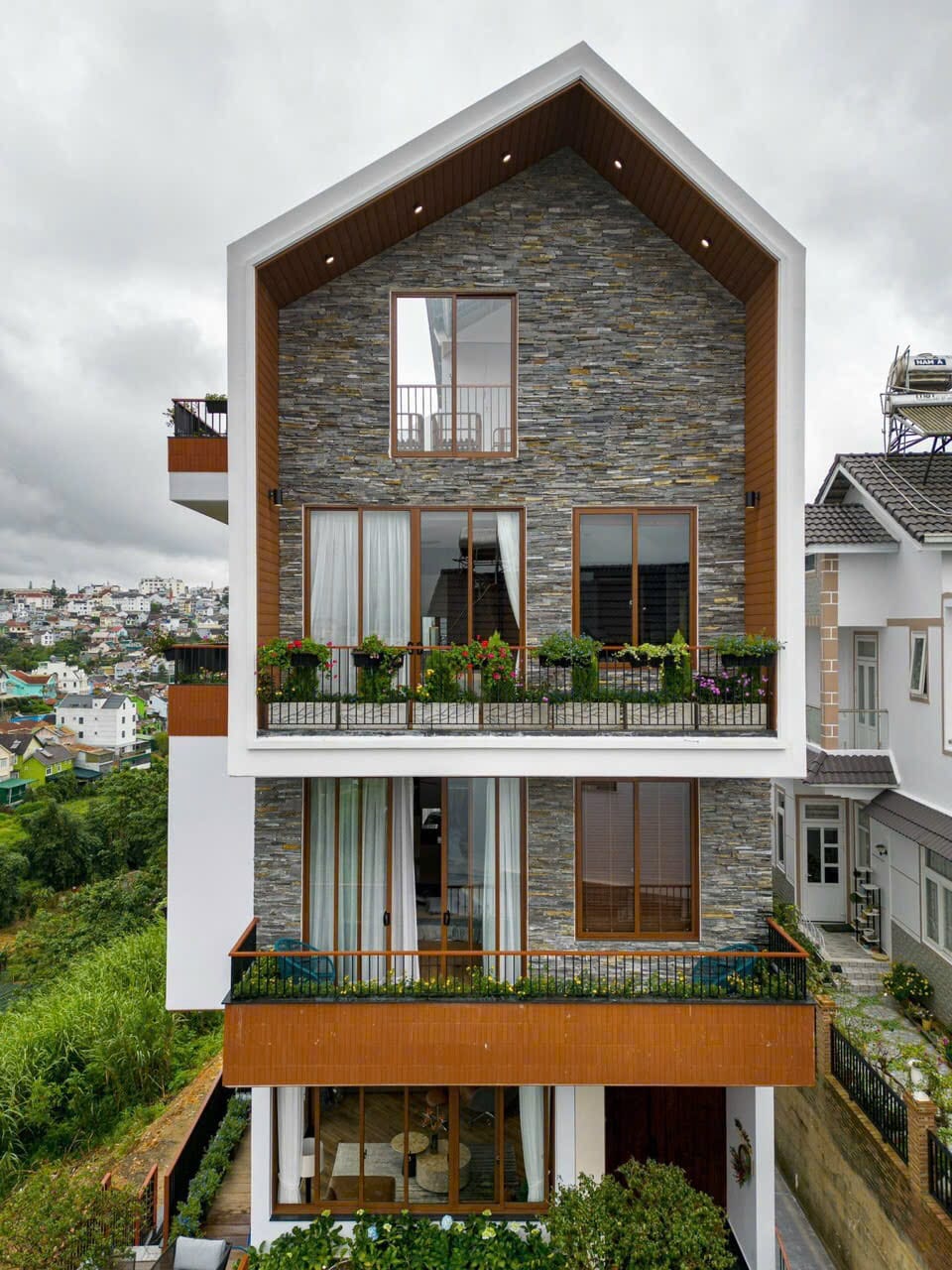 Hẻm xe 16 chỗ, 65 Đống Đa, P3 — Villa